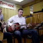 Кличко поздравил житомирских ветеранов спев им военную песню под гитару. ВИДЕО