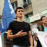 Дома активистов житомирского Демальянса заклеили провокационными листовками