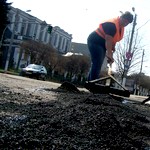 Місто і життя: В Житомире при ремонте дорог ямы засыпали мусором. Дебой требует разобраться. ФОТО