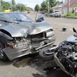 В Житомире после мотопробега байкер с девушкой врезался в Мазду. ФОТО