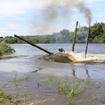 Війна в Україні: Житомирские танкисты проверили танки под водой реки Случ. ФОТО