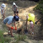 Житомирские студенты проводят археологические раскопки в Олевске. Пока нашли гвоздь и гильзы. ФОТО