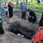 В Житомире на Русском кладбище из могилы достали останки тела священомученика Павла Гордовского. ФОТО