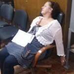 В Житомире чиновница приковала себя наручниками и объявила голодовку