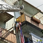 Житомирские МЧСники спасли женщину, которая повисла на балконе 3-го этажа