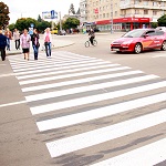 В Житомире на пешеходные переходы наносят пластиковую разметку. ФОТО