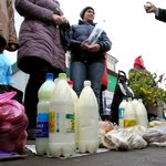 Житомиряне рискуют здоровьем, покупая молоко на рынках в пластиковых бутылках. ФОТО