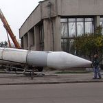 Военные летчики требуют от Рыжука поставить ракету музея Космонавтики в стандартное положение. ВИДЕО