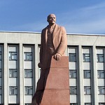 Вооруженный пистолетом мужчина разрисовал памятник Ленину в Бердичеве