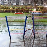 В Житомире лопнувшая труба затопила площадку детского сада. ФОТО