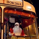 Дед Мороз за рулем троллейбуса бесплатно возит житомирян. ФОТО