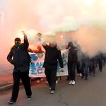 Люди і Суспільство: В Житомире на марше в поддержку семьи Павличенко поджигали флаг регионалов. ВИДЕО