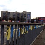Мост в Житомире украсили желто-голубыми лентами. ФОТО