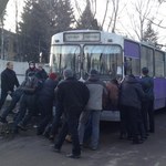 Люди і Суспільство: Работники Житомирского ТТУ забрали троллейбус, который блокировал воинскую часть