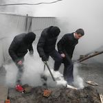 Люди в масках и с дубинками пытались остановить строительство АТБ в Житомире. ФОТО. ВИДЕО