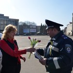 В Житомире 8 марта ГАИшники дарили женщинам цветы. ФОТО