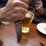 В Житомире разбойник ограбил семью приставив нож к шее девушки