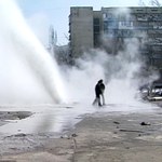 В Житомире из-под асфальта забил 5-метровый фонтан. ВИДЕО