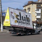 В Житомире начали демонтировать рекламные щиты на автоприцепах. ФОТО