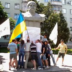 В Житомире почтили память Ольжича: националисты «снесли» памятник Пархоменко, а пластуны устроили инсталяцию. ФОТО