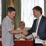 По 500 гривен получили 20 молодых активистов Житомира и области