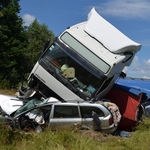 В Житомирской области фура Volvo перекинулась на Skoda и раздавила 4 человека. ФОТО