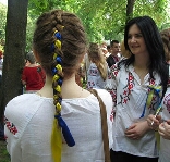 Рекорд: 189 украинцев в Житомире вплели в волосы желто-синие ленты
