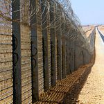 Украина начинает строительство стены на границе с Россией - Яценюк