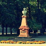 Місто і життя: Напротив памятника Пушкину в Житомире поставят платный туалет?