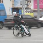 Місто і життя: Инвалиды на колясках ездят по проезжей части в Житомире и просят деньги