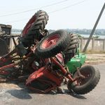 Надзвичайні події: В Житомирской области на сельской дороге перевернулся трактор: есть погибшие