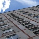 На Житомирщине пьяный мужчина хотел попасть в квартиру и упал с 4-го этажа