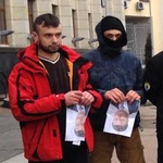 На акции «Я Волноваха» в Житомире, публично порвали портреты Порошенко. ФОТО