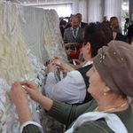 Житомирские пенсионеры плетут маскировочные сети для военных. ФОТО