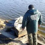 В Житомирской области поймали двух браконьеров во время лова рыбы сетями. ФОТО