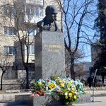 Около 200 житомирян почтили память Шевченко и спели гимн. ФОТО