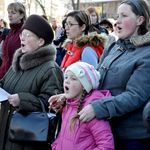 Несколько сотен горожан в центре Житомира исполнили Гимн Украины. ФОТО