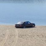 На пляже в житомирском Гидропарке застрял столичный Mercedes. ФОТО