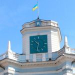 На здании горсовета в Житомире старые часы меняют на электронные. ФОТО