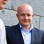 Пытаясь скрыться от журналистов, депутат Пухтаевич выхватил телефон у Елены Галагузы. ВИДЕО