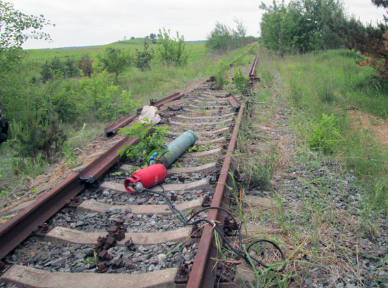 Кримінал: В Бердичеве мужик порезал на металлолом часть железной дороги. ФОТО