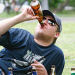 Люди і Суспільство: Эксперимент журналистов показал, что в центре Житомира можно безнаказанно пить алкоголь. ВИДЕО