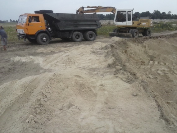 Кримінал: Под Житомиром продолжается несанкционированная добыча песка. ФОТО