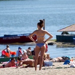 На пляже в Житомире двое парней украли рюкзак у купающейся женщины