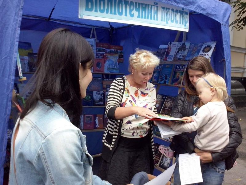 Библиотекари вышли на улицы Житомира популяризировать книги и чтение. ФОТО