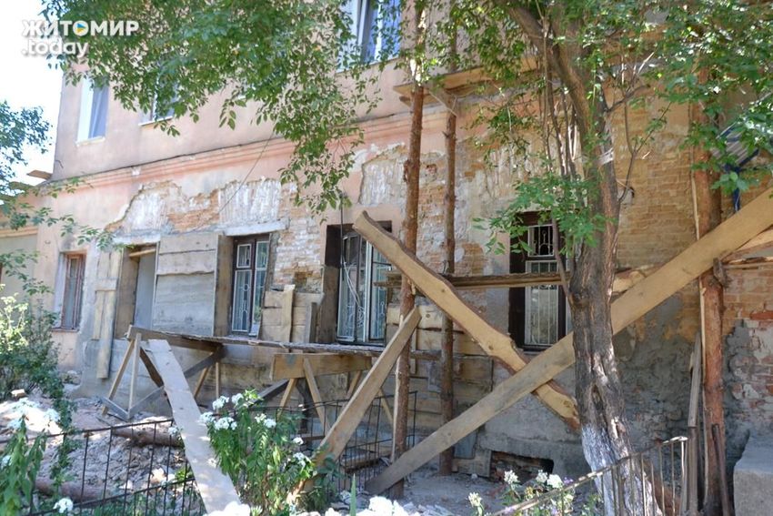 Місто і життя: Жители дореволюционного дома в центре Житомира больше недели сидят без воды