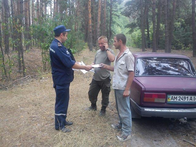 Новини України: Житомирские спасатели и лесники напомнили отдыхающим об опасности лесных пожаров