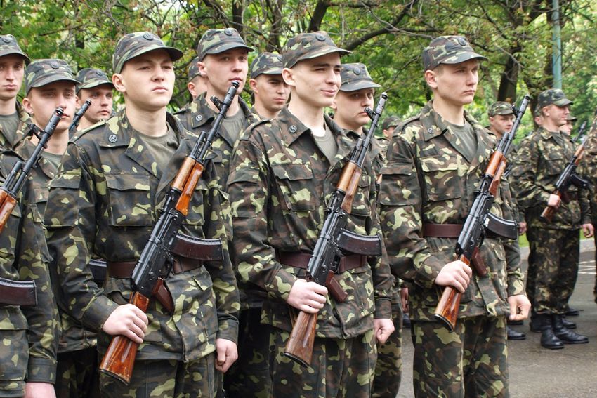 Війна в Україні: Призванным на срочную службу солдатам будут выплачивать две минимальных зарплаты