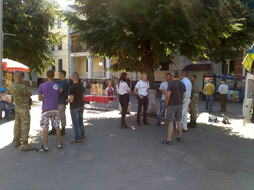 Десять человек в масках разгромили палатку «Оппозиционного блока» в Житомире