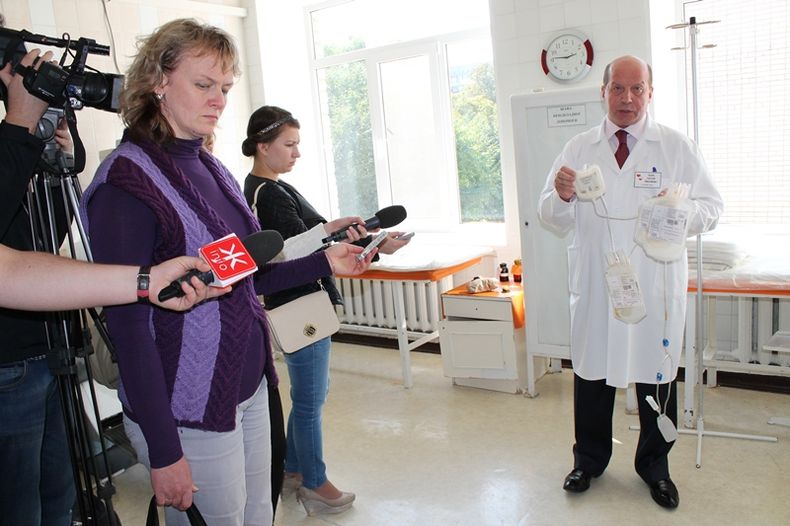 Активистам и журналистам показали, в каком состоянии находится Житомирский центр крови